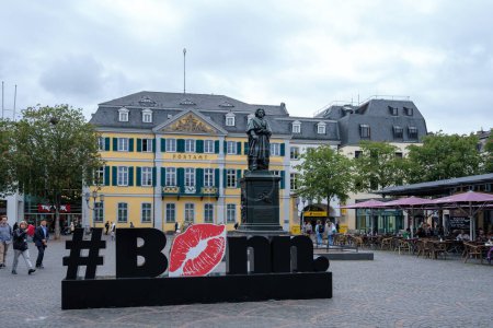 Foto de Bonn, Alemania - 22 de mayo de 2023: Vista del hashtag I love Bonn, la estatua de Beethoven y la oficina de correos en el centro de Bonn Alemania - Imagen libre de derechos