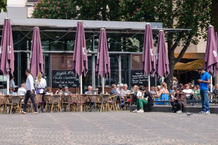 Foto de Bonn, Alemania - 22 de mayo de 2023: Vista de un popular restaurante bistró de todo el día con una terraza al aire libre en el centro de Bonn Alemania - Imagen libre de derechos