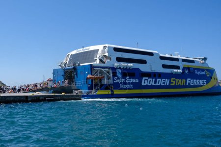Téléchargez les photos : Ios, Grèce - 13 septembre 2023 : Vue des touristes embarquant sur un ferry au port de l'île pittoresque d'Ios Grèce - en image libre de droit