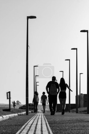 Téléchargez les photos : Thessalonique, Grèce - 22 septembre 2023 : Vue des personnes et des touristes marchant vers la promenade de la plage de Thessalonique Grèce en noir et blanc - en image libre de droit