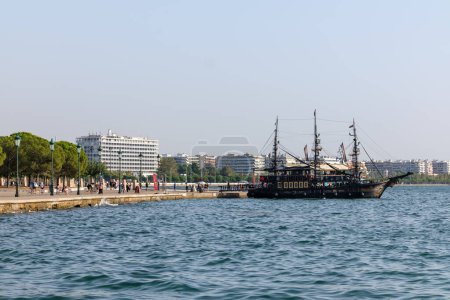 Foto de Tesalónica, Grecia - 22 de septiembre de 2023: Vista de un barco pirata turístico junto al Macedonia Palace Hotel en Tesalónica Grecia - Imagen libre de derechos
