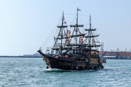 Foto de Tesalónica, Grecia - 22 de septiembre de 2023: Vista de un barco pirata turístico en un tour de excursión para turistas en Tesalónica Grecia - Imagen libre de derechos