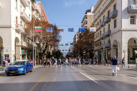 Téléchargez les photos : Thessalonique, Grèce - 22 septembre 2023 : Vue sur la rue Tsimiski, une avenue principale pour faire du shopping à Thessalonique Grèce - en image libre de droit