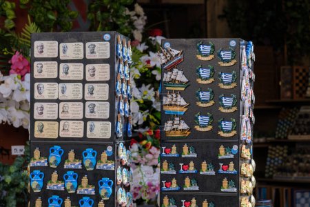 Téléchargez les photos : Thessalonique, Grèce - 22 septembre 2023 : Vue d'une boutique touristique vendant des aimants pour réfrigérateur à Thessalonique Grèce - en image libre de droit
