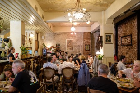 Téléchargez les photos : Thessalonique, Grèce - 22 septembre 2023 : Vue de personnes profitant d'un dîner dans une taverne au marché Kapani à Thessalonique Grèce - en image libre de droit