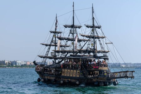 Foto de Tesalónica, Grecia - 22 de septiembre de 2023: Vista de un barco pirata turístico en un tour de excursión para turistas en Tesalónica Grecia - Imagen libre de derechos