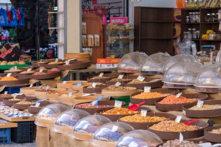 Téléchargez les photos : Thessalonique, Grèce - 22 septembre 2023 : Vue de diverses arachides et autres noix, graines et autres produits sur le marché extérieur de Kapani - en image libre de droit
