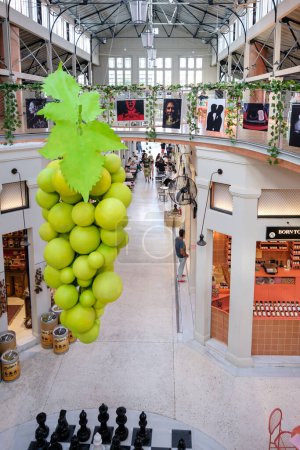 Téléchargez les photos : Thessalonique, Grèce - 22 septembre 2023 : Vue sur les raisins, utilisés comme décoration dans le marché intérieur Modiano Agora à Thessalonique Grèce - en image libre de droit