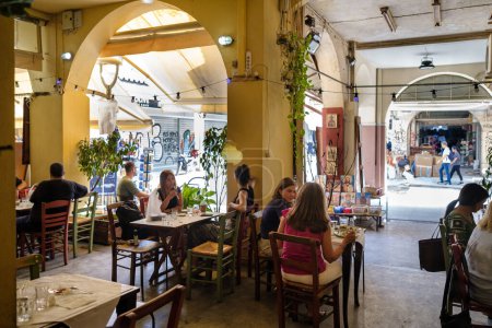 Téléchargez les photos : Thessalonique, Grèce - 22 septembre 2023 : Vue d'une pittoresque taverne de restaurant traditionnel dans le marché extérieur de Kapani à Thessalonique Grèce - en image libre de droit