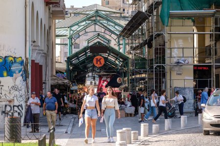 Téléchargez les photos : Thessalonique, Grèce - 22 septembre 2023 : Vue de la zone bondée en face du marché en plein air de Kapani, la plus ancienne place de marché de Thessalonique - en image libre de droit