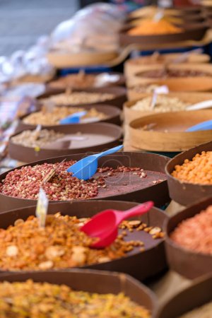 Téléchargez les photos : Vue de diverses arachides et d'autres noix et graines saines au célèbre marché extérieur de Kapani à Thessalonique, Grèce - en image libre de droit
