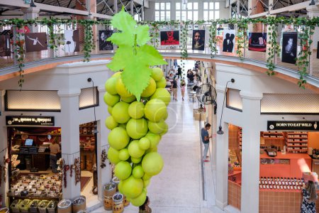 Téléchargez les photos : Thessalonique, Grèce - 22 septembre 2023 : Vue sur les raisins, utilisés comme décoration dans le marché intérieur Modiano Agora à Thessalonique Grèce - en image libre de droit