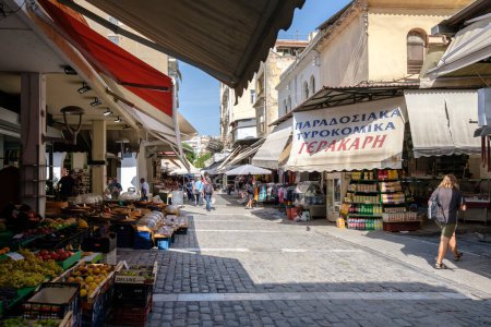 Téléchargez les photos : Thessalonique, Grèce - 22 septembre 2023 : Vue sur le marché en plein air de Kapani, la plus ancienne place de marché de Thessalonique Grèce - en image libre de droit