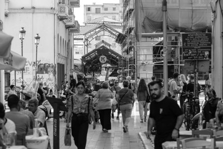 Téléchargez les photos : Thessalonique, Grèce - 22 septembre 2023 : L'entrée populaire en plein air du marché Kapani à Thessalonique, Grèce - en image libre de droit