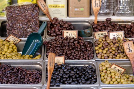 Téléchargez les photos : Thessalonique, Grèce - 22 septembre 2023 : Vue de diverses olives grecques au marché extérieur de Kapani à Thessalonique Grèce - en image libre de droit