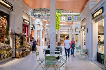 Téléchargez les photos : Thessalonique, Grèce - 22 septembre 2023 : Vue de diverses boutiques intérieures au populaire marché Modiano Agora à Thessalonique, Grèce - en image libre de droit