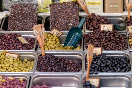 Téléchargez les photos : Thessalonique, Grèce - 22 septembre 2023 : Vue de diverses olives grecques au marché extérieur de Kapani à Thessalonique Grèce - en image libre de droit