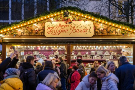 Foto de 1Bonn, Alemania - 16 de diciembre de 2023: Vista de un bar al aire libre decorado y gente caminando por el mercado de Navidad en Bonn Alemania - Imagen libre de derechos