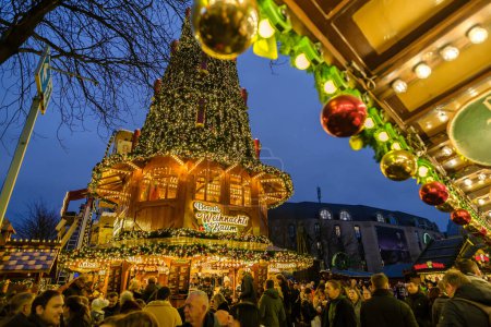 Foto de Bonn, Alemania - 16 de diciembre de 2023: Vista de varios puestos de Navidad y personas caminando por el Mercado de Navidad en Bonn Alemania - Imagen libre de derechos