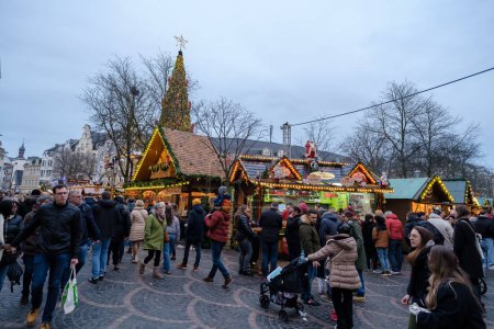 Foto de Bonn, Alemania - 16 de diciembre de 2023: Gente caminando por el tradicional y pintoresco Mercado de Navidad en Bonn Alemania - Imagen libre de derechos
