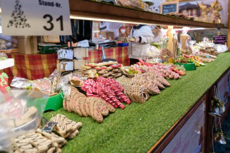 Foto de Bonn, Alemania - 16 de diciembre de 2023: Varios dulces en el Mercado de Navidad en Bonn Alemania - Imagen libre de derechos