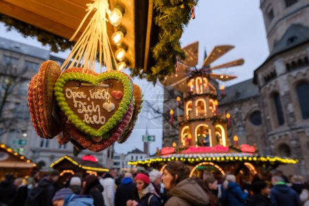 Foto de Bonn, Alemania - 16 de diciembre de 2023: Gente caminando por el tradicional y pintoresco Mercado de Navidad en Bonn Alemania - Imagen libre de derechos