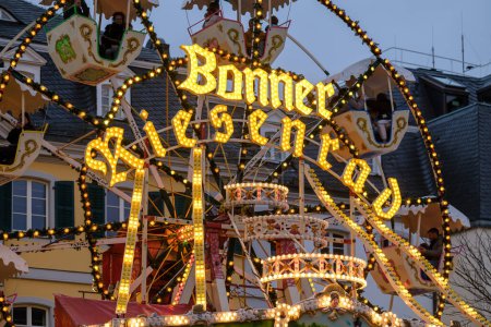 Foto de Bonn, Alemania - 16 de diciembre de 2023: Vista de la noria iluminada en el mercado navideño de Bonn Alemania - Imagen libre de derechos