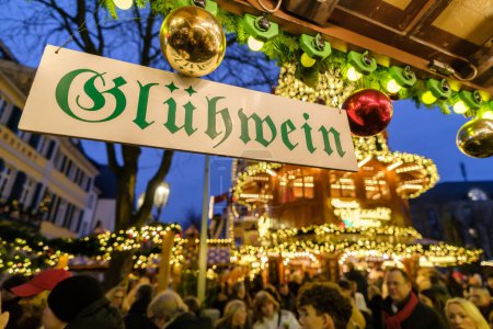 Foto de Bonn, Alemania - 16 de diciembre de 2023: Vista de un bar de Navidad iluminado que vende Glhwein, el vino caliente en el mercado de Navidad en Bonn Alemania por la noche - Imagen libre de derechos
