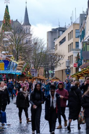Foto de Bonn, Alemania - 23 de diciembre de 2023: Gente caminando por el tradicional y pintoresco Mercado de Navidad en Bonn Alemania - Imagen libre de derechos
