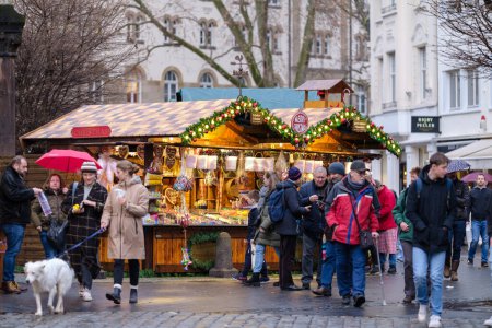 Foto de Bonn, Alemania - 23 de diciembre de 2023: Gente caminando por el tradicional y pintoresco Mercado de Navidad en Bonn Alemania - Imagen libre de derechos