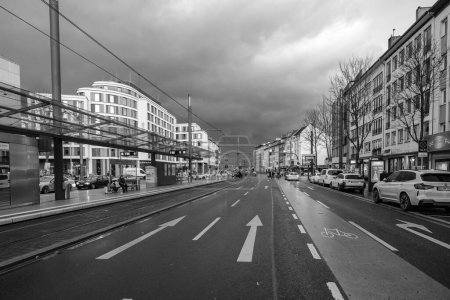 Téléchargez les photos : Bonn, Allemagne - 21 décembre 2023 : Vue de la Bertha-von-Suttner-Platz, l'une des places centrales et un important transit pour les voitures, tramways et bus à Bonn en Allemagne - en image libre de droit
