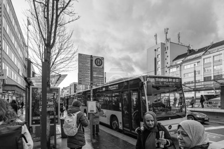 Téléchargez les photos : Bonn, Allemagne - 21 décembre 2023 : Vue d'un bus à la Bertha-von-Suttner-Platz, l'une des places centrales et un important transit pour les voitures et les bus à Bonn Allemagne - en image libre de droit