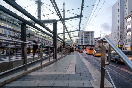 Téléchargez les photos : Bonn, Allemagne - 21 décembre 2023 : Vue de la Bertha-von-Suttner-Platz, l'une des places centrales et un important transit pour les voitures, tramways et bus à Bonn en Allemagne - en image libre de droit