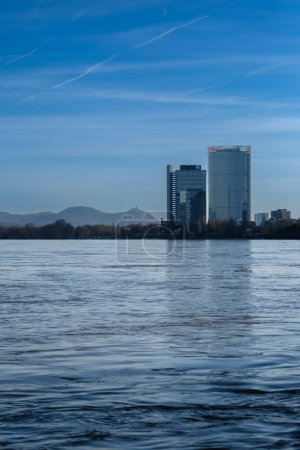 Foto de Bonn, Alemania - 17 de diciembre de 2023: Vista del río Rin, el Campus de las Naciones Unidas y la Torre de Correos al fondo en Bonn Alemania - Imagen libre de derechos
