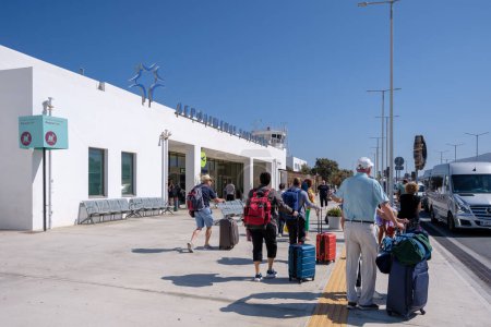 Foto de Santorini, Grecia - 19 de septiembre de 2023: Vista panorámica del concurrido aeropuerto de Santorini Grecia - Imagen libre de derechos