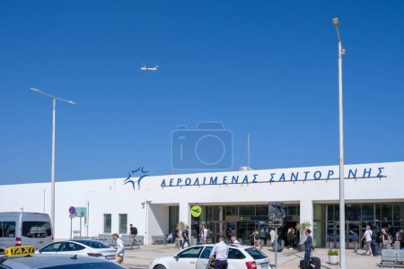 Foto de Santorini, Grecia - 19 de septiembre de 2023: Vista panorámica del concurrido aeropuerto de Santorini Grecia - Imagen libre de derechos
