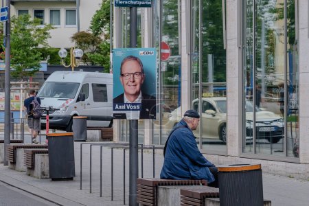 Foto de Bonn, Alemania - 21 de mayo de 2024: Vista de Axel Voss, un póster de campaña electoral de la CDU para las elecciones europeas de 2024 - Imagen libre de derechos