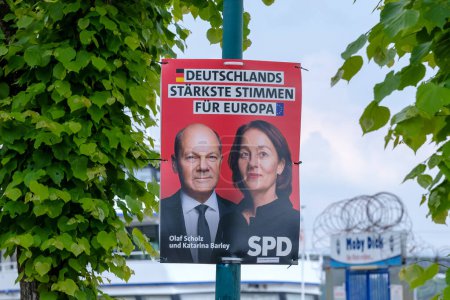 Foto de Bonn, Alemania - 21 de mayo de 2024: Vista de Olaf Scholz y Katarina Barley, un póster de campaña electoral del SPD para las elecciones europeas de 2024 - Imagen libre de derechos