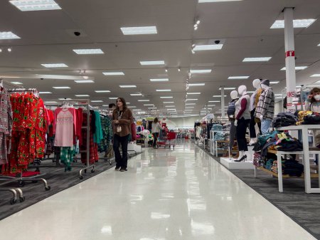 Téléchargez les photos : Lynnwood, WA États-Unis - vers octobre 2022 : Vue d'ensemble des personnes qui magasinent dans la section vêtements d'un magasin Target. - en image libre de droit