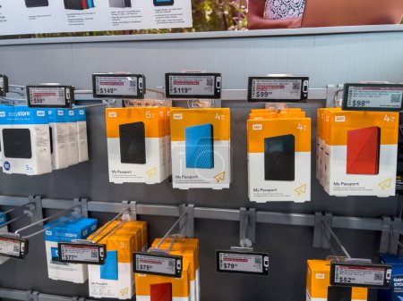 Foto de Seattle, WA USA - circa septiembre 2022: Amplia vista de dispositivos de almacenamiento portátiles para la venta dentro de Best Buy - Imagen libre de derechos