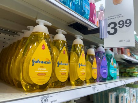 Téléchargez les photos : Seattle, WA USA - vers août 2022 : Concentration sélective sur les produits de shampooing pour bébé Johnsons à vendre dans un magasin Target. - en image libre de droit