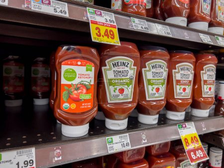 Foto de Seattle, WA USA - circa agosto 2022: Vista de cerca de los productos de salsa de tomate Heinz en venta dentro de una tienda de comestibles Fred Meyer - Imagen libre de derechos