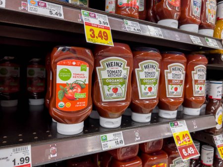 Foto de Seattle, WA USA - circa agosto 2022: Vista de cerca de los productos de salsa de tomate Heinz en venta dentro de una tienda de comestibles Fred Meyer. - Imagen libre de derechos