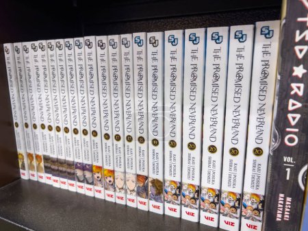 Téléchargez les photos : Woodinville, WA USA - vers novembre 2022 : Gros plan sélectif sur le manga Promis Neverland à vendre dans un magasin Barnes and Noble. - en image libre de droit