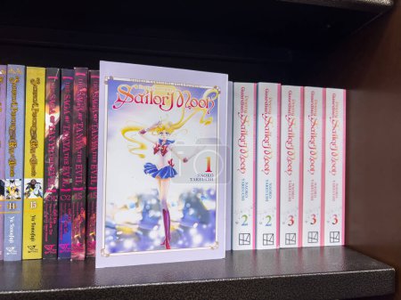 Téléchargez les photos : Woodinville, WA USA - vers novembre 2022 : Gros plan sélectif sur le manga Sailor Moon à vendre dans un magasin Barnes and Noble. - en image libre de droit