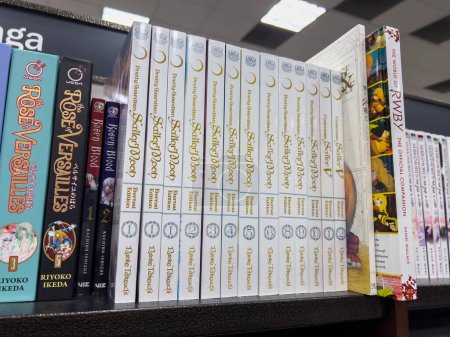 Téléchargez les photos : Woodinville, WA USA - vers novembre 2022 : Gros plan sélectif sur le manga Sailor Moon à vendre dans un magasin Barnes and Noble. - en image libre de droit