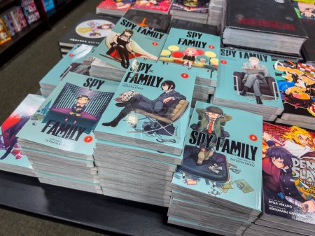 Téléchargez les photos : Woodinville, WA USA - vers novembre 2022 : Gros plan sélectif sur le manga Spy X Family à vendre dans un magasin Barnes and Noble. - en image libre de droit