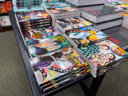 Téléchargez les photos : Woodinville, WA USA - vers novembre 2022 : Gros plan sélectif sur le manga Demon Slayer à vendre dans un magasin Barnes and Noble. - en image libre de droit