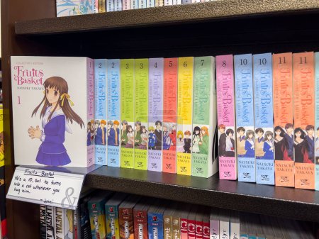 Foto de Woodinville, WA USA - circa Noviembre 2022: Enfoque selectivo en el manga Fruits Basket para la venta dentro de una tienda Barnes and Noble. - Imagen libre de derechos