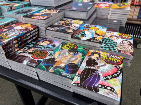 Foto de Woodinville, WA USA - circa Noviembre 2022: Enfoque selectivo en el manga Demon Slayer para la venta dentro de una tienda Barnes and Noble. - Imagen libre de derechos